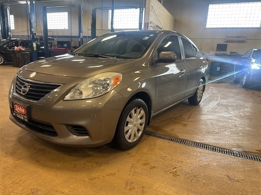 2012 Nissan Versa SV's photo