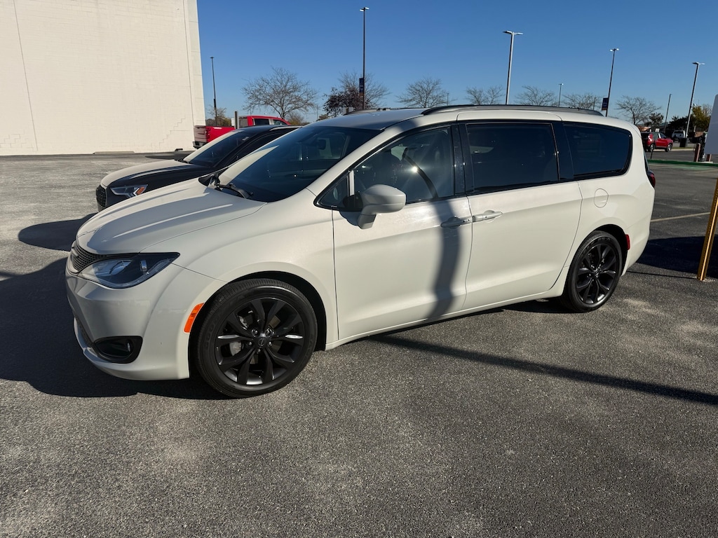 Used 2020 Chrysler Pacifica Touring L Plus Minivan/Van