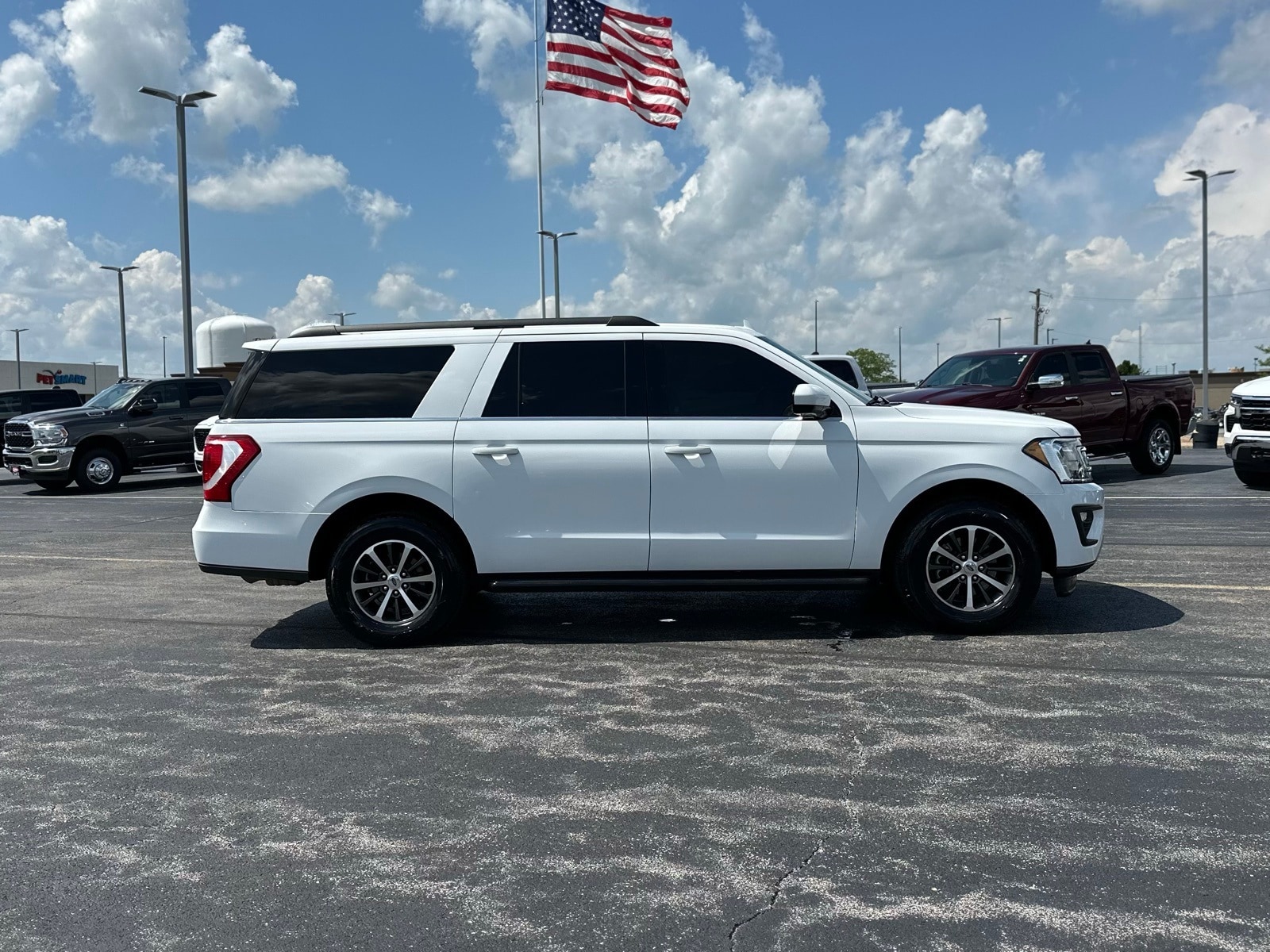 Used 2021 Ford Expedition XLT with VIN 1FMJK1JT5MEA25512 for sale in Manteno, IL