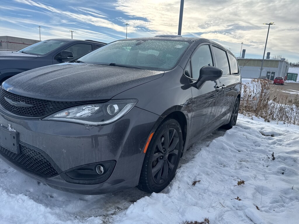 Used 2018 Chrysler Pacifica Touring Plus Minivan/Van
