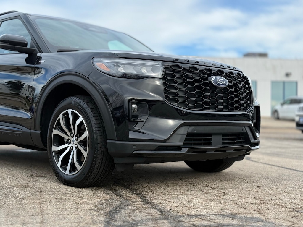 2025 Ford Explorer ST-Line photo 4