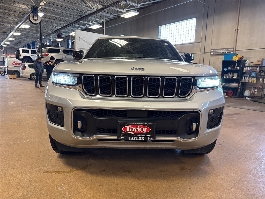 2022 Jeep Grand Cherokee Overland photo 2