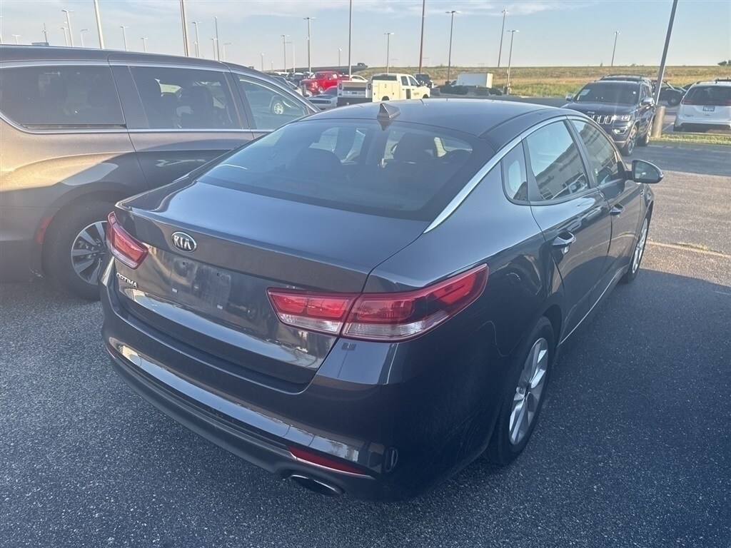 2017 Kia Optima LX photo 3