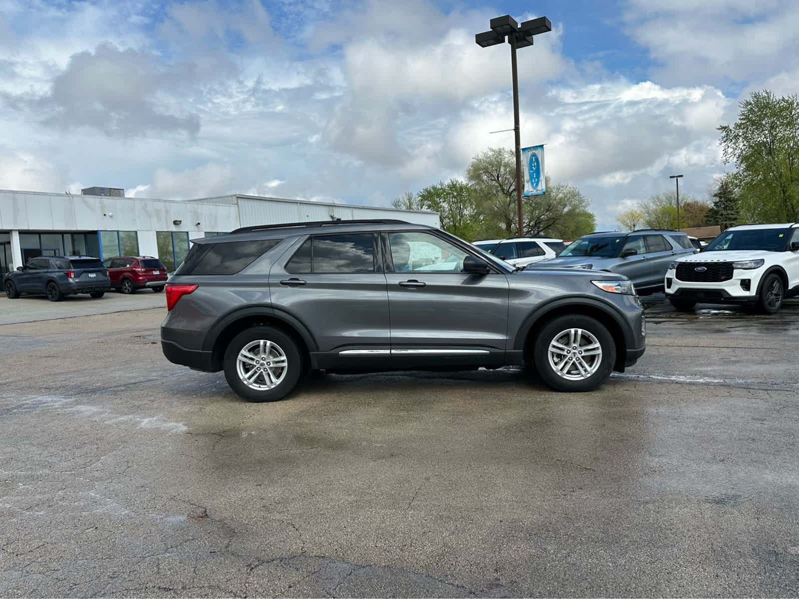 Used 2022 Ford Explorer XLT with VIN 1FMSK8DH2NGB04632 for sale in Manteno, IL