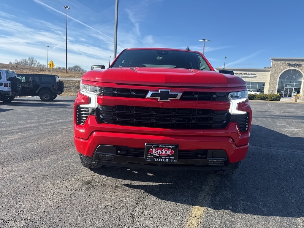 2023 Chevrolet Silverado 1500 RST photo 2