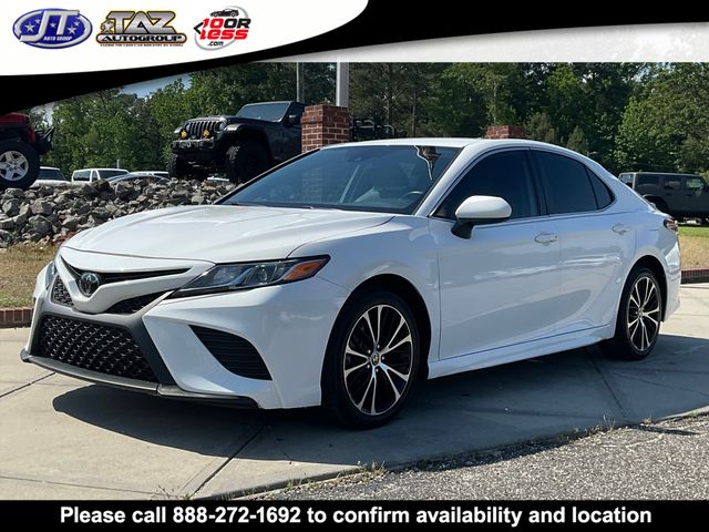 2020 Toyota Camry SE photo 3