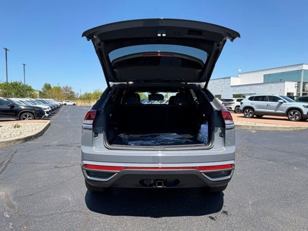 New 2026 Volkswagen Atlas Cross Sport 2.0T SE w/Technology SUV