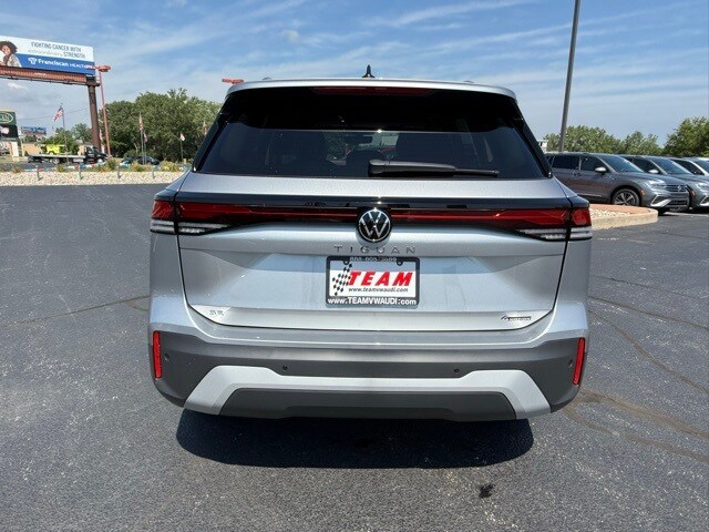 2025 Volkswagen Tiguan SE photo 2