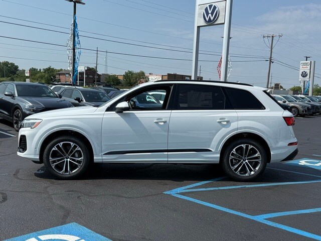 2025 Audi Q7 45 Premium Plus photo 3