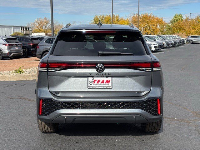 2026 Volkswagen Tiguan SE R-Line Black photo 2