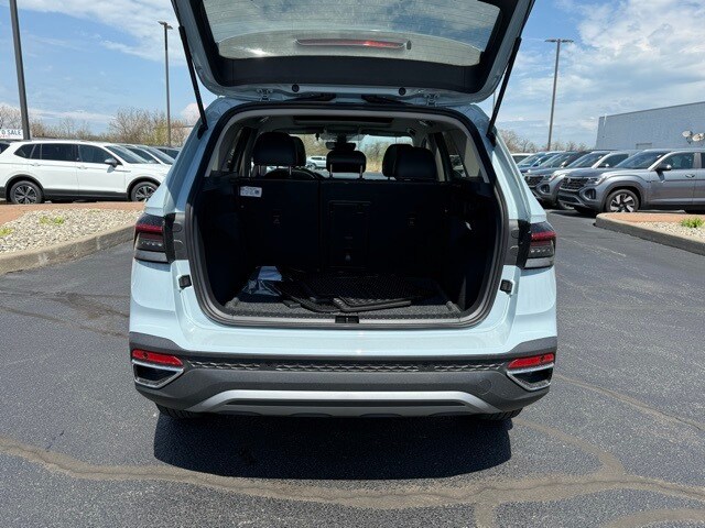 2025 Volkswagen Taos SE photo 2