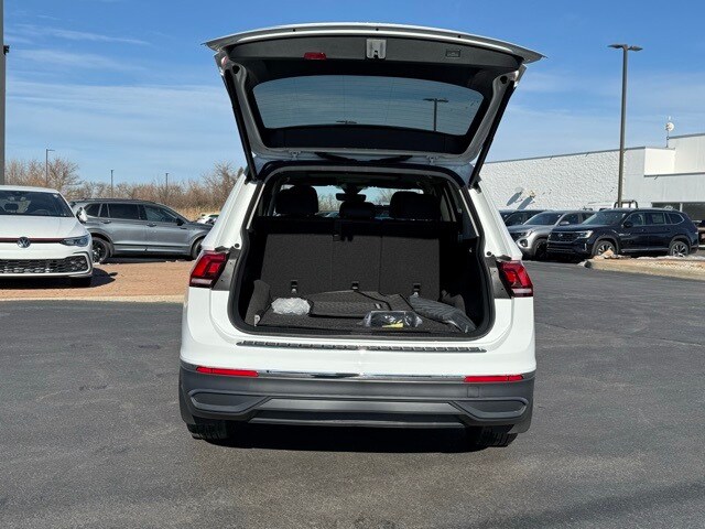 2024 Volkswagen Tiguan Wolfsburg Edition photo 3