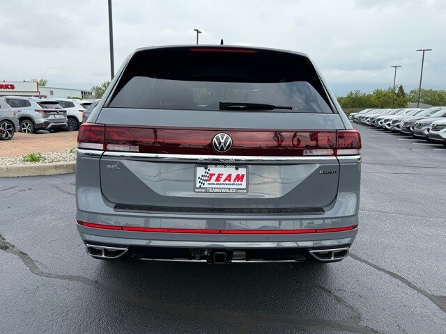 2026 Volkswagen Atlas SEL Premium R-Line photo 2