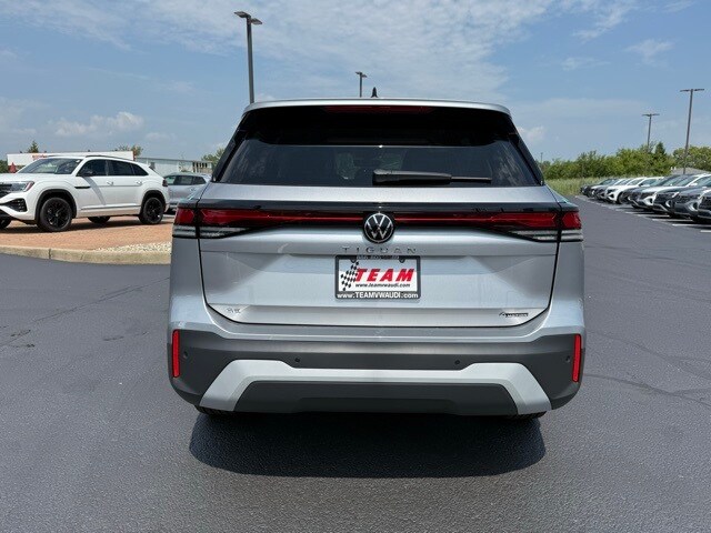 2025 Volkswagen Tiguan SE photo 2