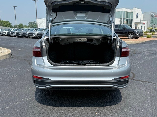 2025 Volkswagen Jetta 1.5T SE photo 3