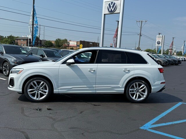 2025 Audi Q7 55 Premium Plus photo 3