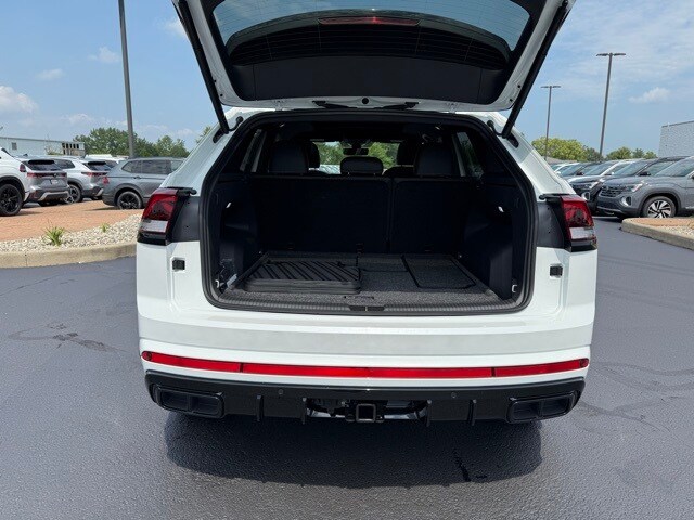 2025 Volkswagen Atlas Cross Sport SEL R-Line photo 2
