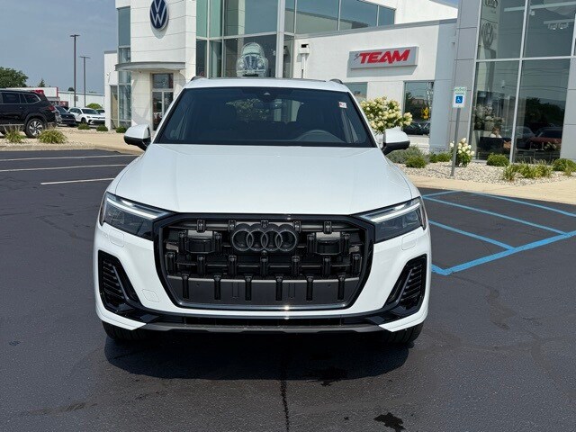 2025 Audi Q7 45 Premium Plus photo 2