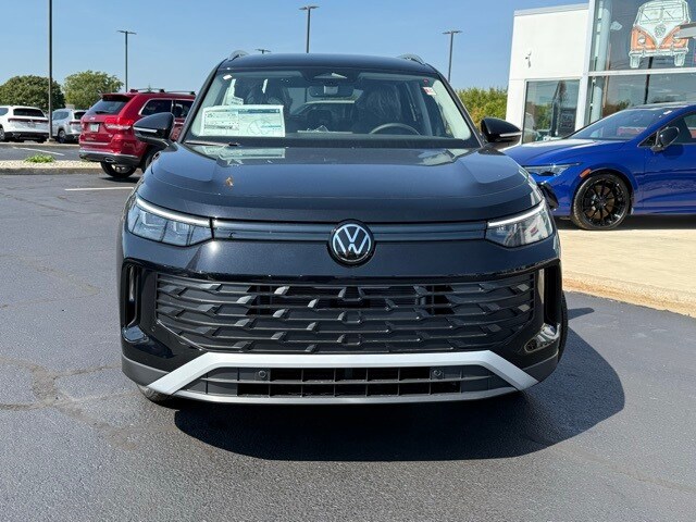 2025 Volkswagen Tiguan SE photo 2