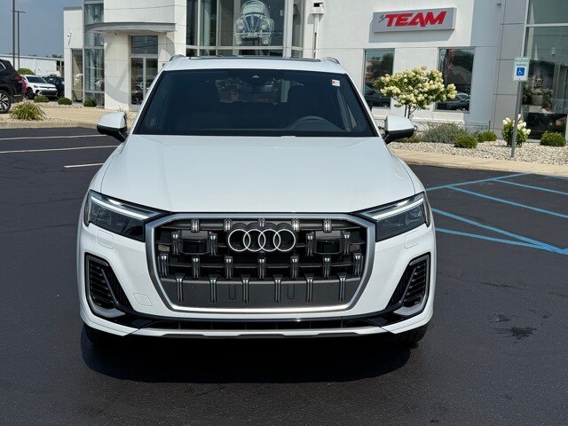 2025 Audi Q7 55 Premium Plus photo 2