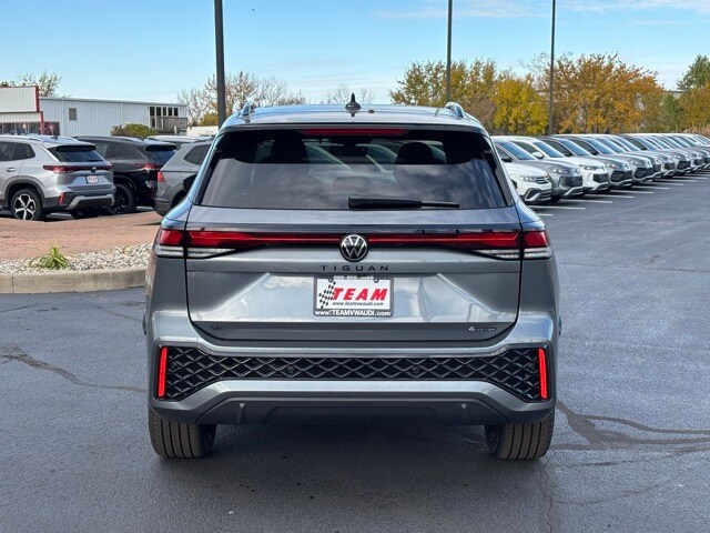 2026 Volkswagen Tiguan SE R-Line Black photo 3