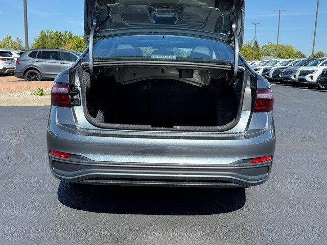 2025 Volkswagen Jetta 1.5T SE photo 3