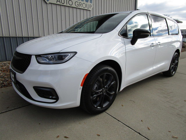 2026 Chrysler Pacifica Select's photo