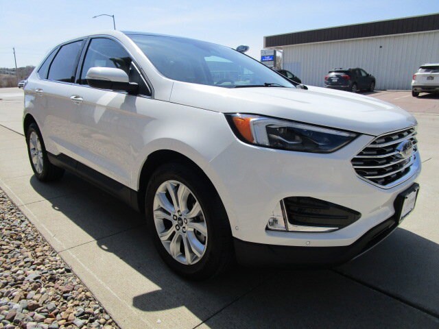2021 Ford Edge Titanium photo 2