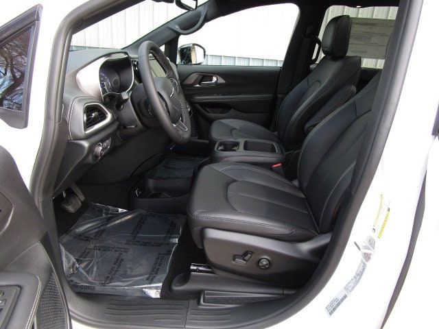 2026 Chrysler Pacifica Select - Photo 11