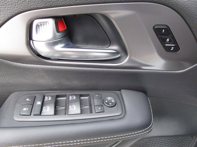 2026 Chrysler Pacifica Select - Photo 13