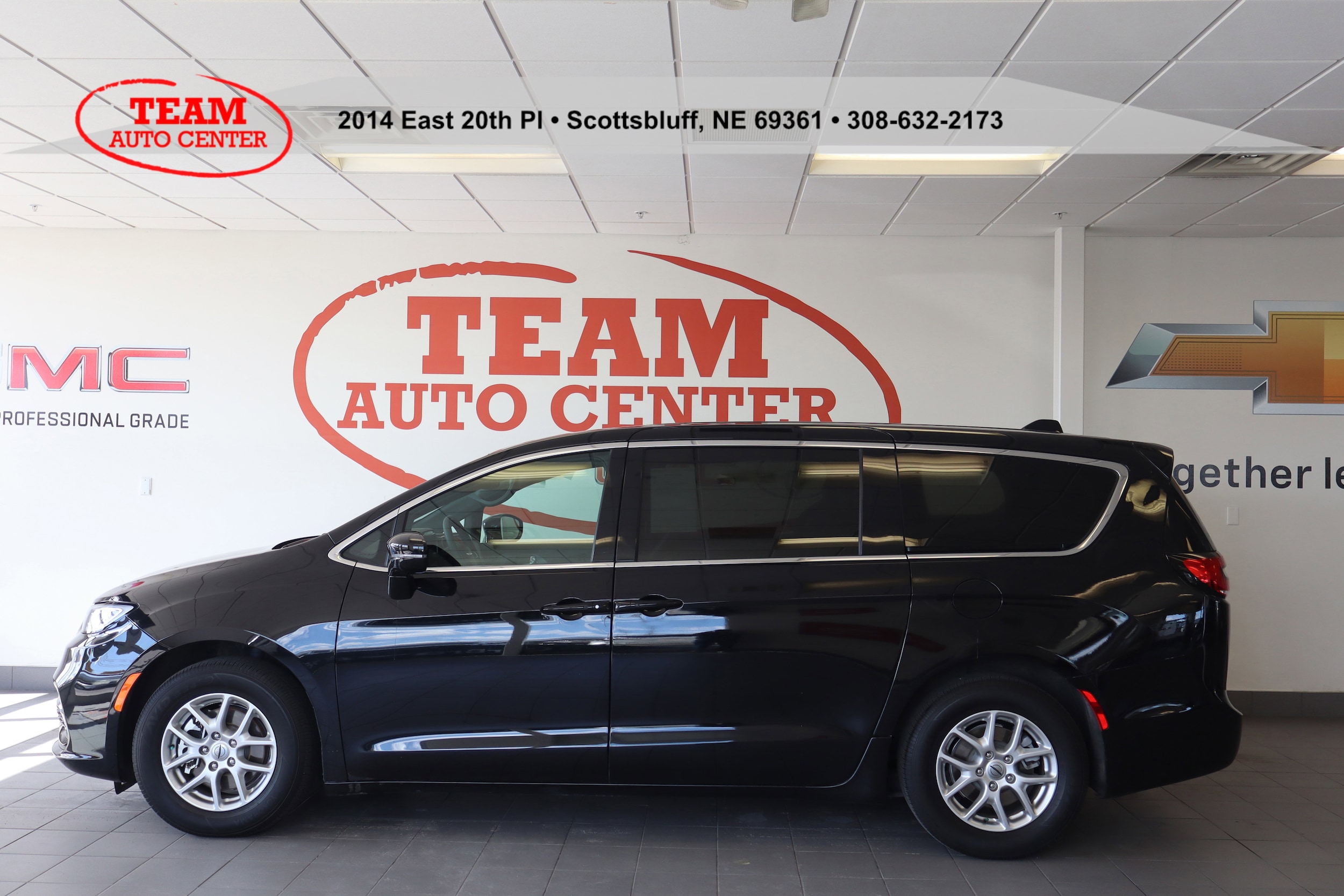 2025 Chrysler Pacifica Select's photo