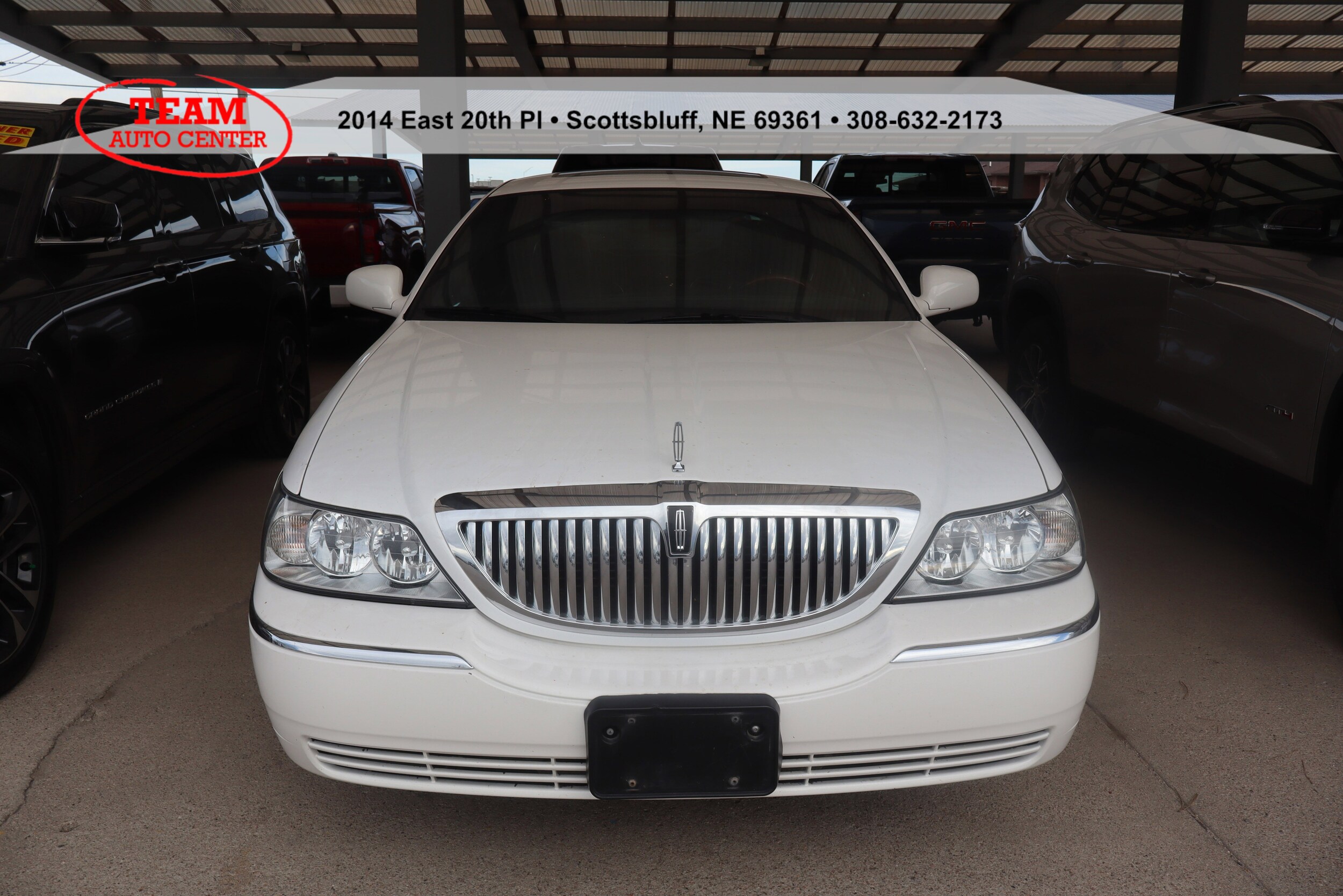 2003 Lincoln Town Car Signature photo 2