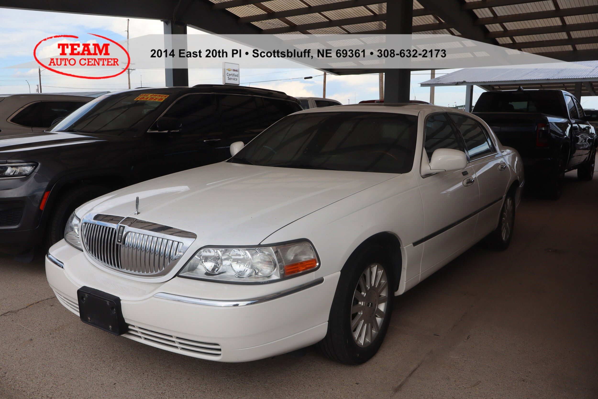 2003 Lincoln Town Car Signature photo 3