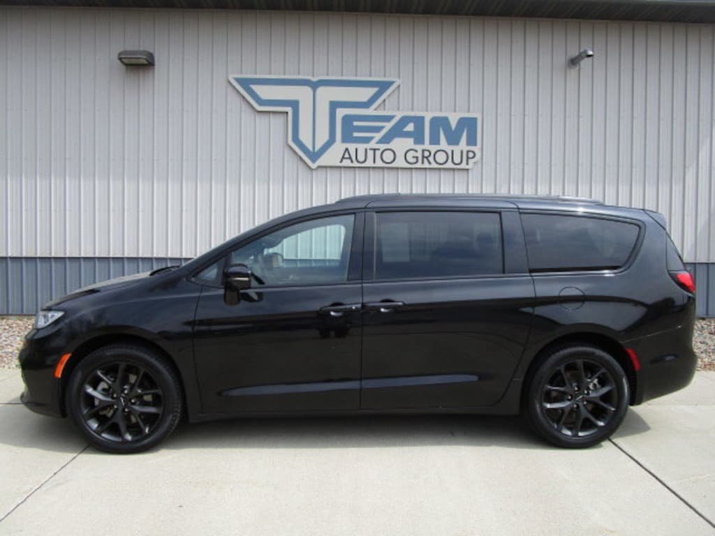 Used 2022 Chrysler Pacifica Limited Van Passenger Van