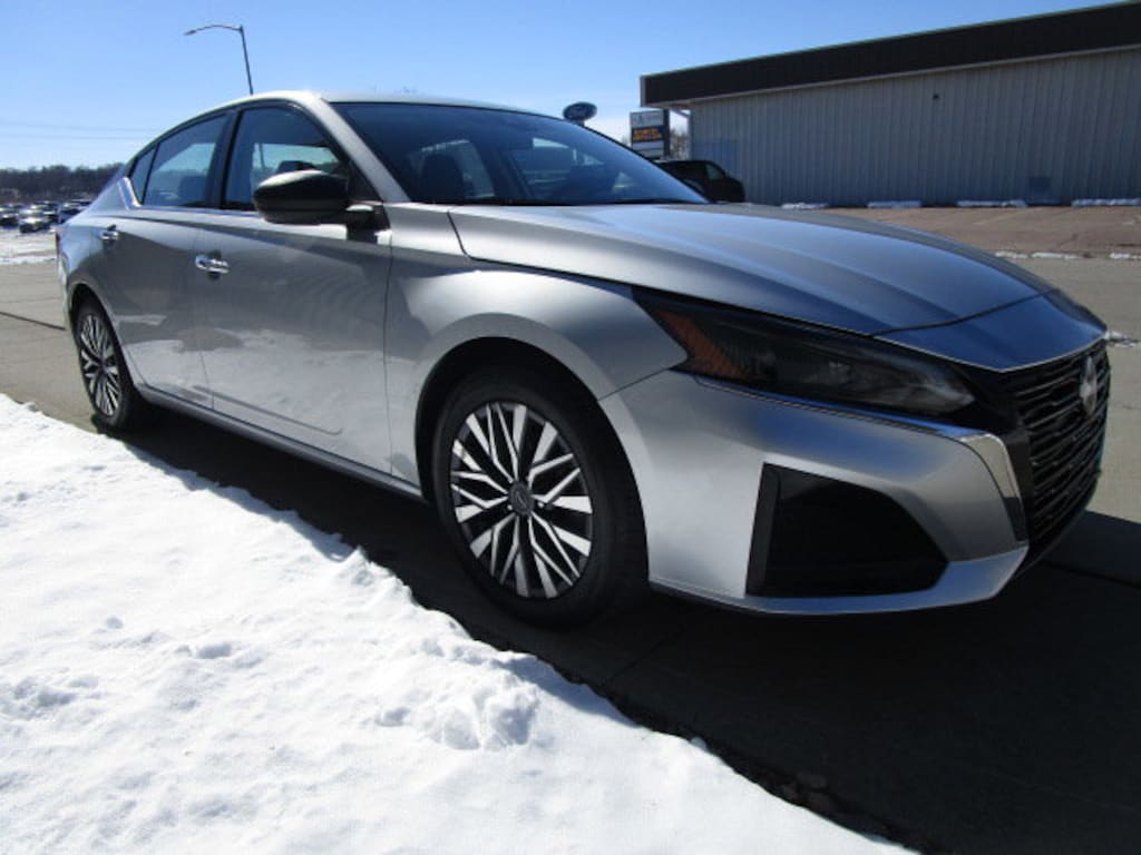 Used 2024 Nissan Altima 2.5 SV Sedan