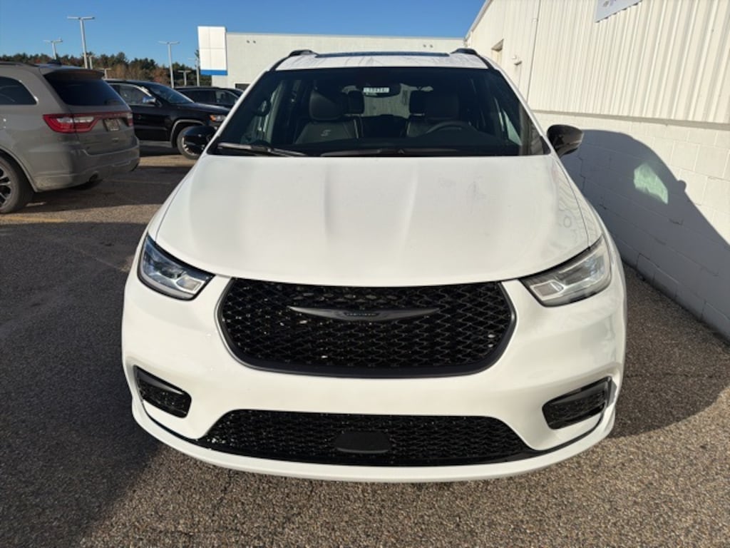New 2026 Chrysler Pacifica LIMITED AWD Passenger Van