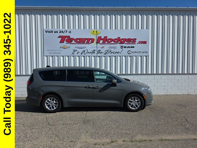 2023 Chrysler Pacifica Van Passenger Van 