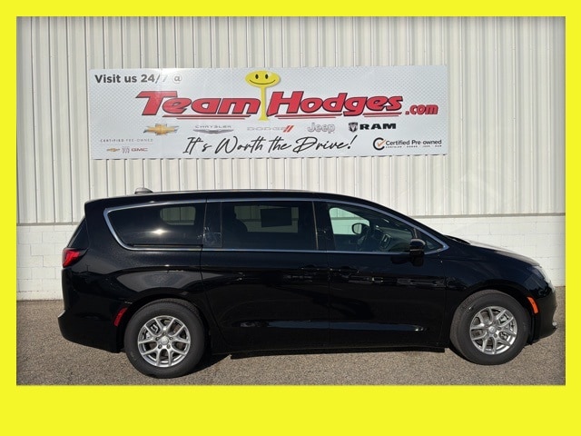 2026 Chrysler Voyager LX's photo