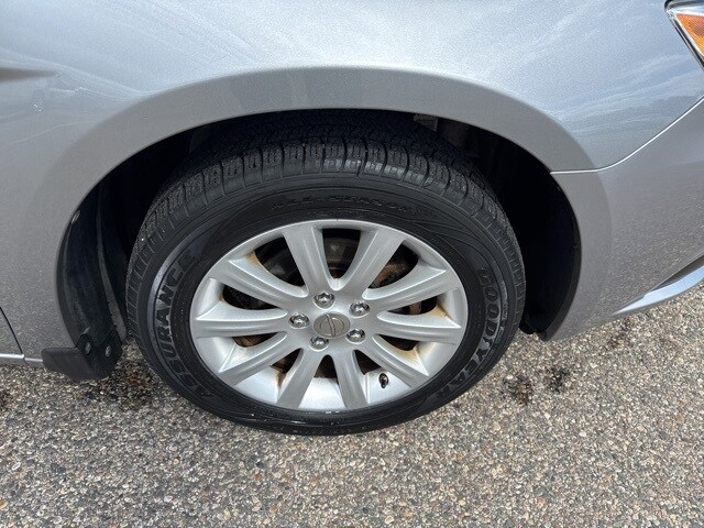 2013 Chrysler 200 Touring photo 3