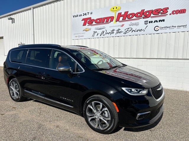 2026 Chrysler Pacifica Pinnacle photo 3