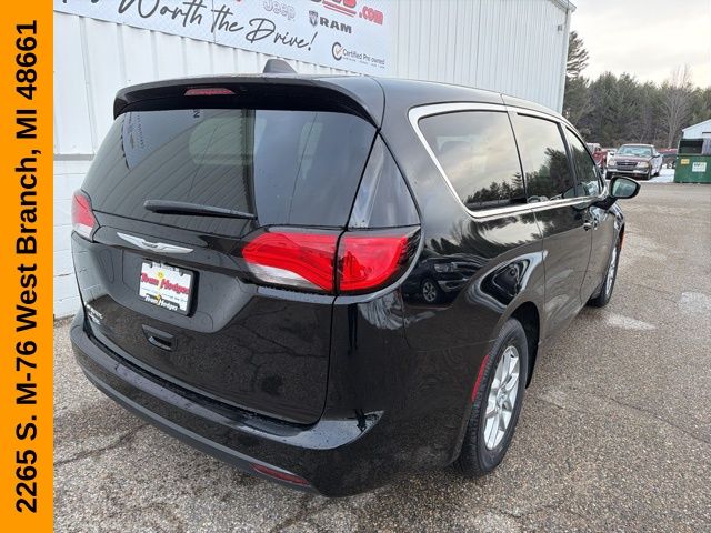 2026 Chrysler Voyager LX - Photo 9