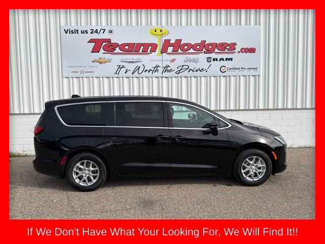 2027 Chrysler Pacifica Select's photo