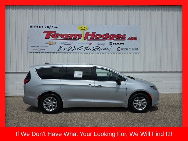 2026 Chrysler Voyager LX's photo