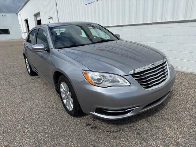 2013 Chrysler 200 Touring photo 2