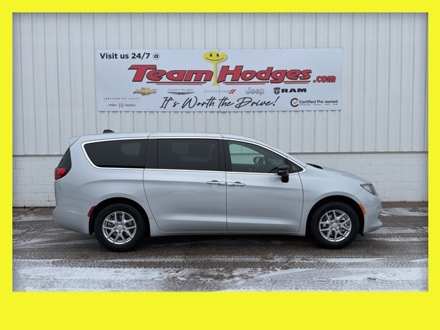 2026 Chrysler Voyager LX's photo