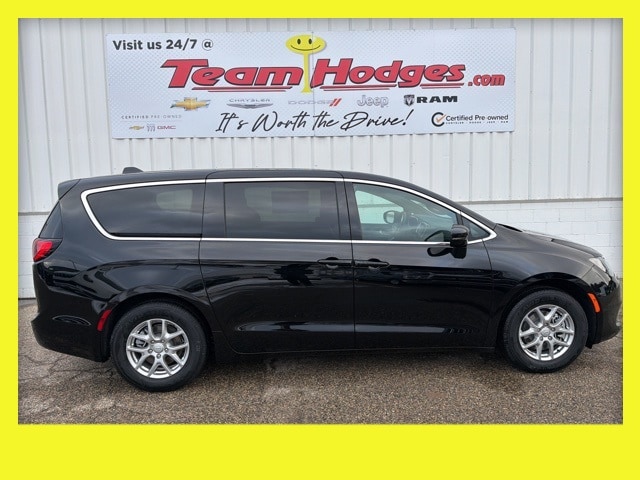 2026 Chrysler Voyager LX's photo