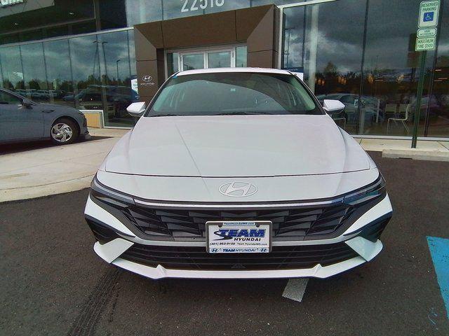 2025 Hyundai Elantra SE photo 2