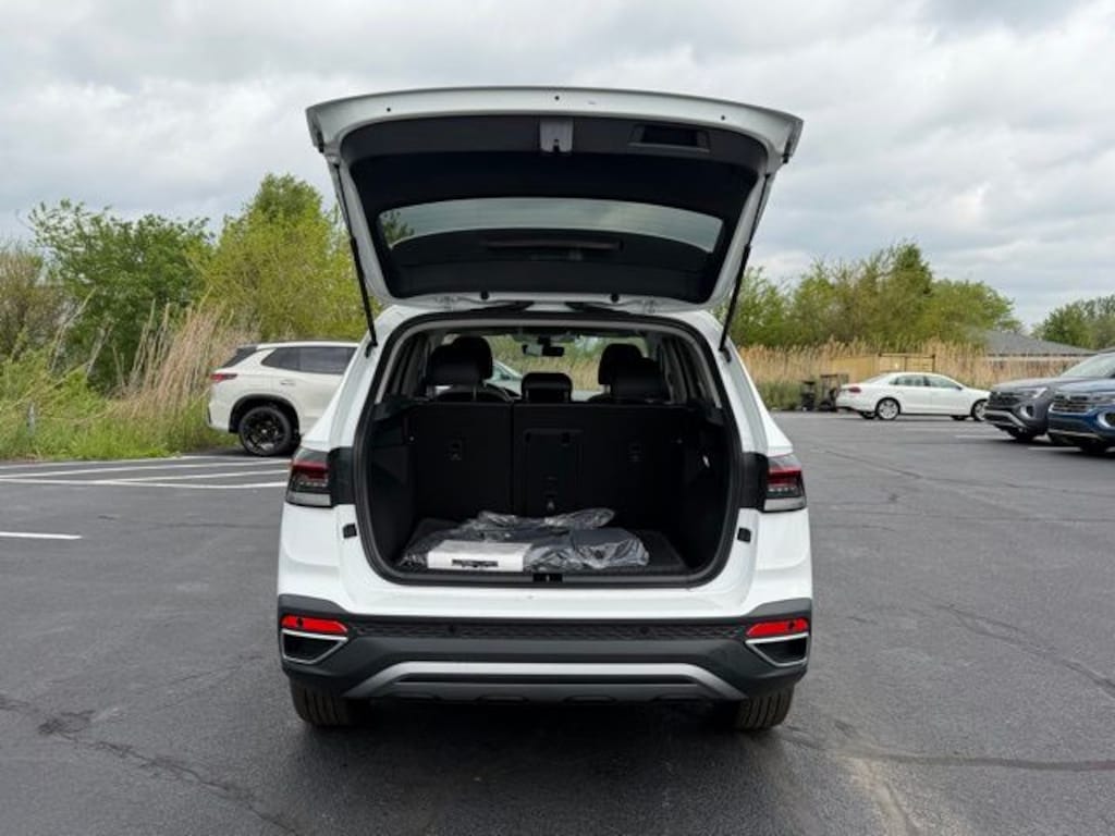 New 2026 Volkswagen Taos 1.5T SE SUV