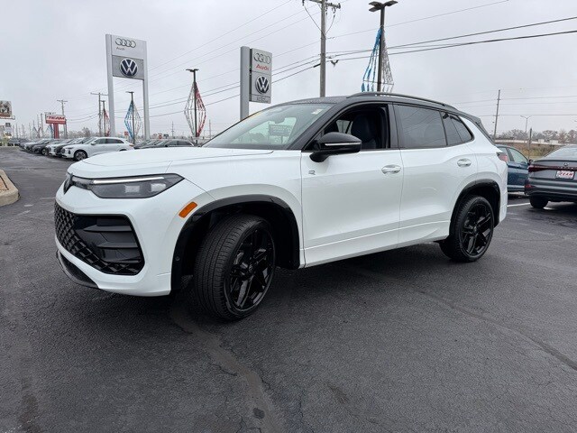 2025 Volkswagen Tiguan SE R-Line Black photo 2