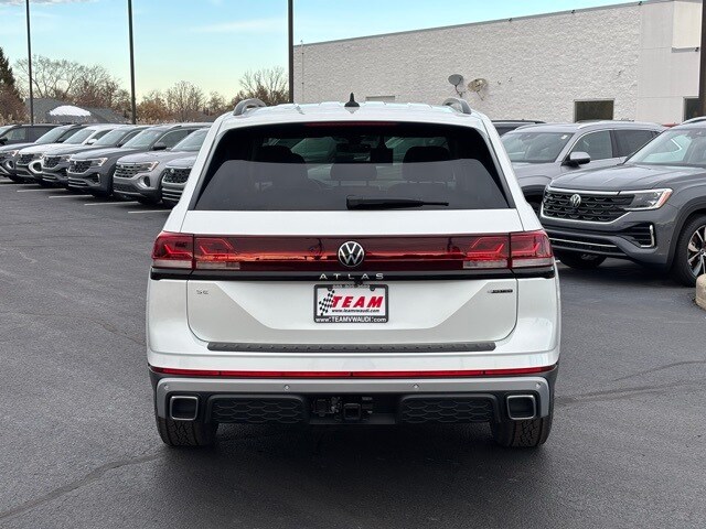 2026 Volkswagen Atlas Peak Edition SE photo 2